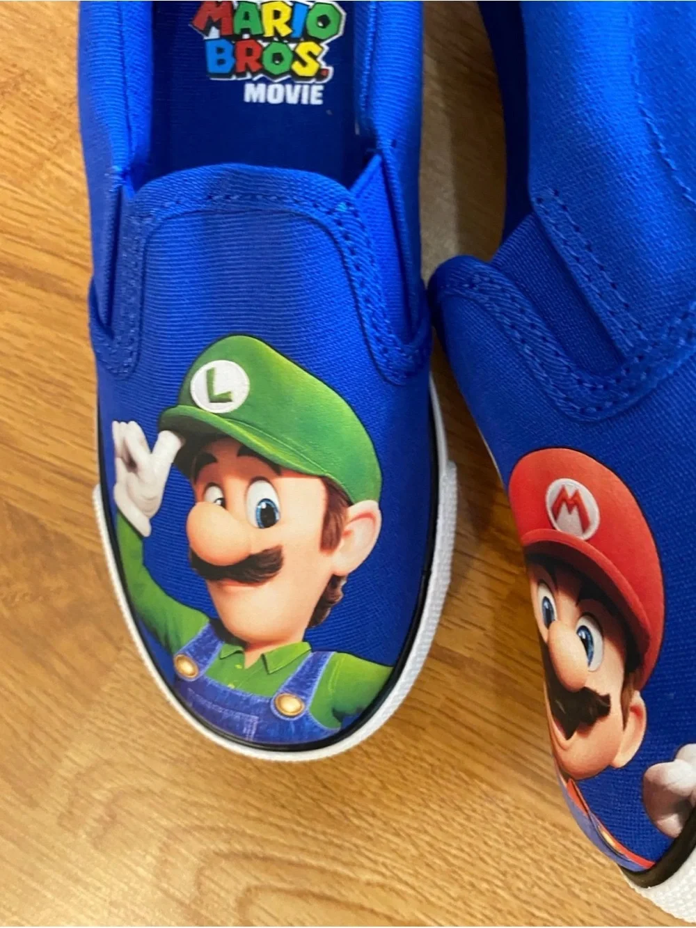 New boys Nintendo sz 13.5 Blue Mario & Luigi Slip-On Shoes